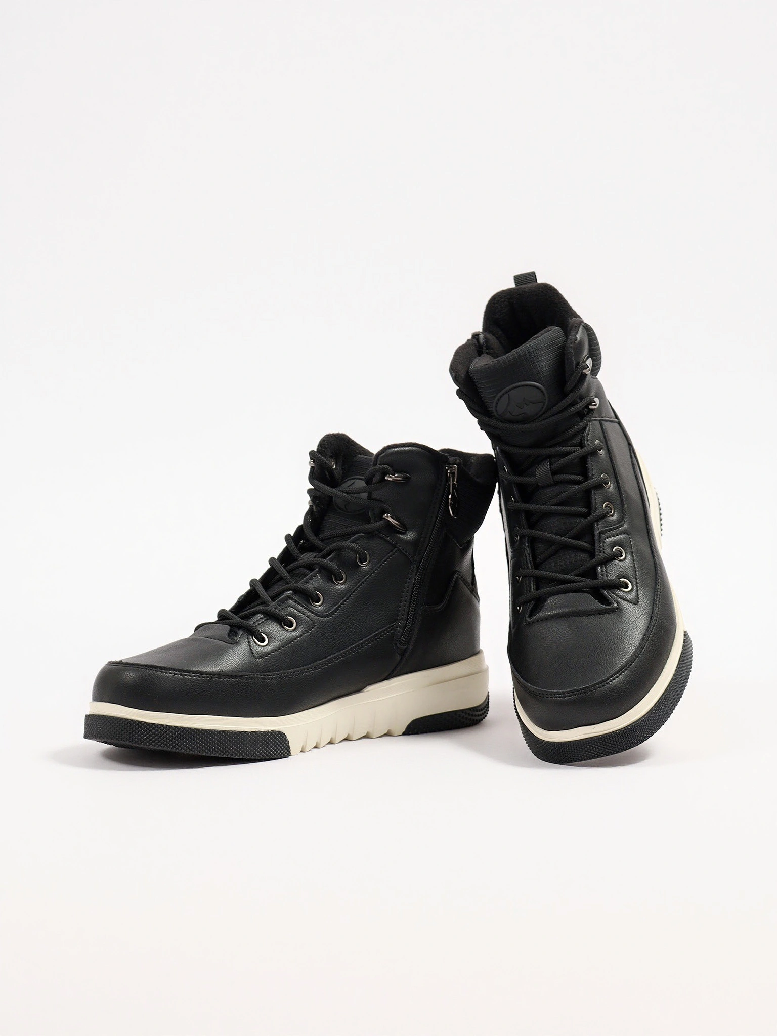 Ботинки комбинированные черного цвета на контрастной средней подошве